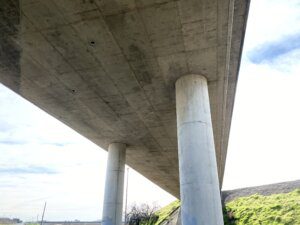 A concrete structure with pillars under it.